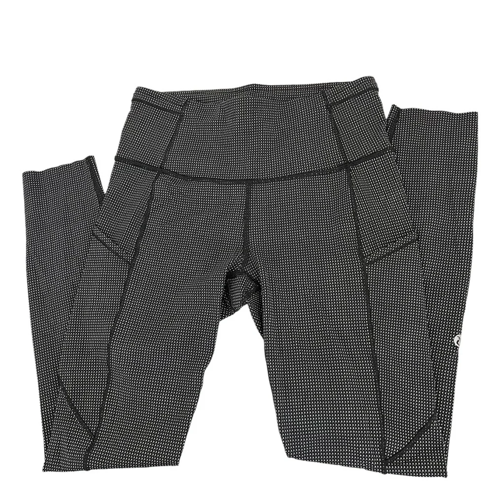 Lululemon Leggings With All Over‎ Black & White Print Size 6